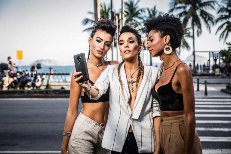 Fotografia de moda de três mulheres