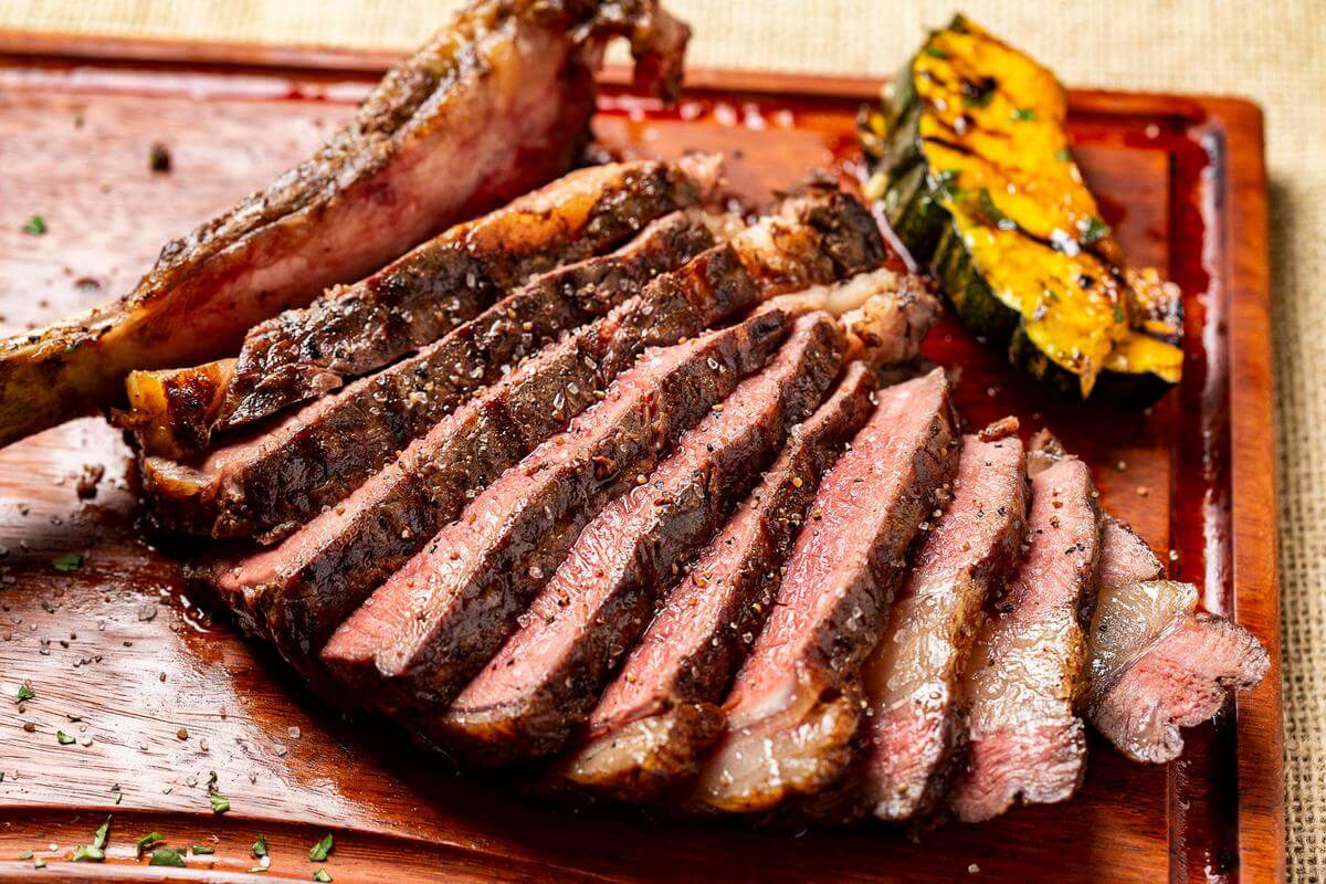 Carne assada e abobrinha fatiadas